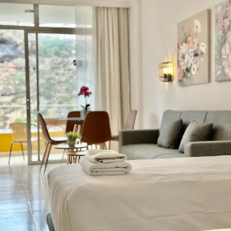 Palm Avenue - Adults Only - *